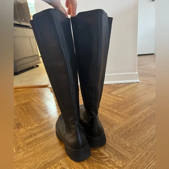 Tall black boots - Picture 5 of 7